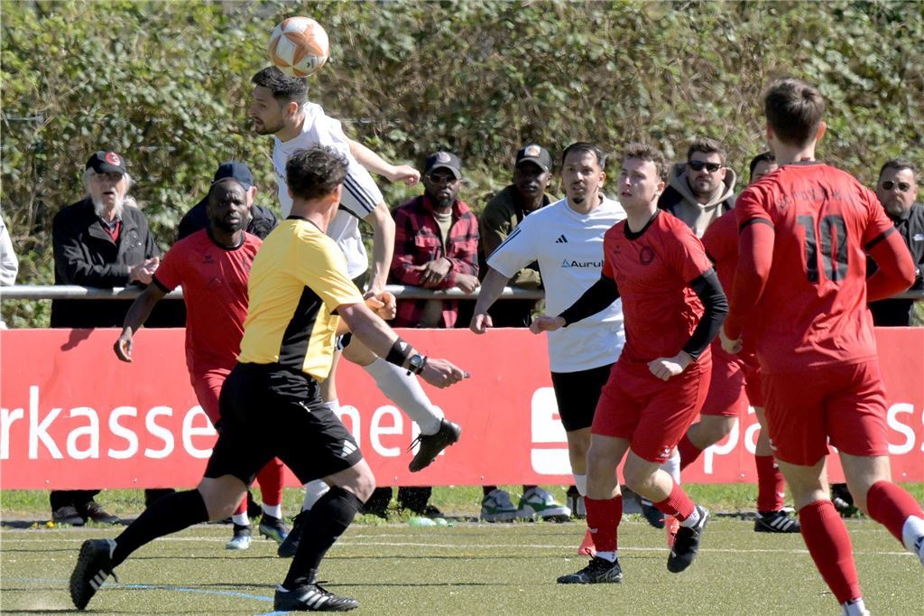 Während der Lüner SV ein spätes Gegentor kassiert, war der BV Lünen gegen Türkspor Dortmund II chancenlos. Der VfB Lünen und BW Alstedde fuhren Siege ein.
