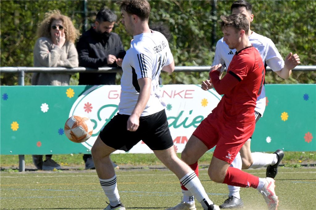 Während der Lüner SV ein spätes Gegentor kassiert, war der BV Lünen gegen Türkspor Dortmund II chancenlos. Der VfB Lünen und BW Alstedde fuhren Siege ein.