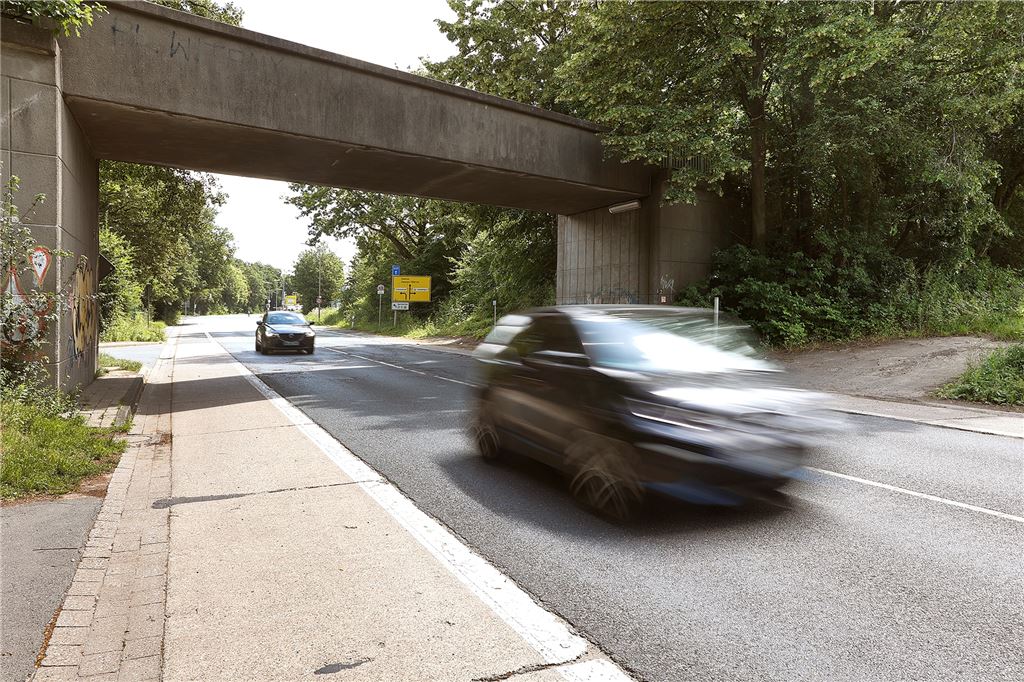 Kettler-Brücke vor Härtetest: Kann sie statt Züge Radfahrer tragen? Während der Prüfung am Montag wird die Heerener Straße halbseitig gesperrt, beide Fahrtrichtungen bleiben aber befahrbar, weil eine mobile Ampelanlage aufgebaut wird.