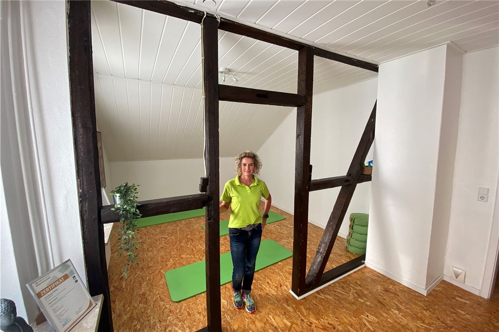 Claudia Witthüser aus Unna: So motivieren Sie sich im Herbst zum Sport Während im Kursraum trainiert wird, schalten sich weitere Teilnehmer von zu Hause aus zu. Das Hybrid-Modell hat sich bewährt.