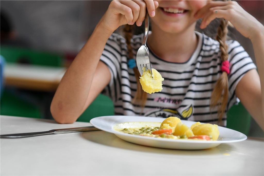 Das Unternehmen Meyer Menü verlässt Dortmund und baut in Unna Eine Schülerin beim Mittagessen in einer Mensa.