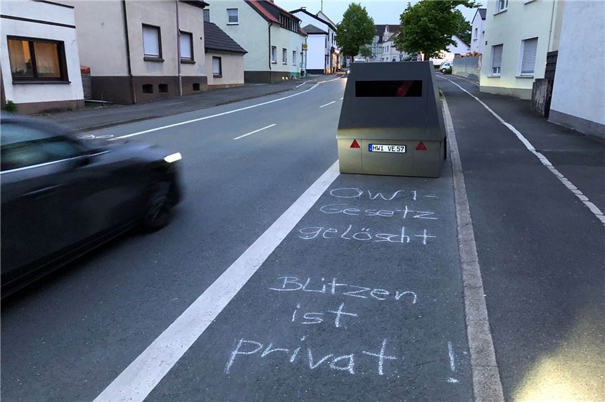 Kuriose Reichsbürger-Schmierereien am Superblitzer in Massen Waren hier Reichsbürger am Werk, oder handelt es sich um einen Streich von Jugendlichen? Ob es polizeilich relevant ist, der Sache auf den Grund zu gehen, wird noch geprüft.