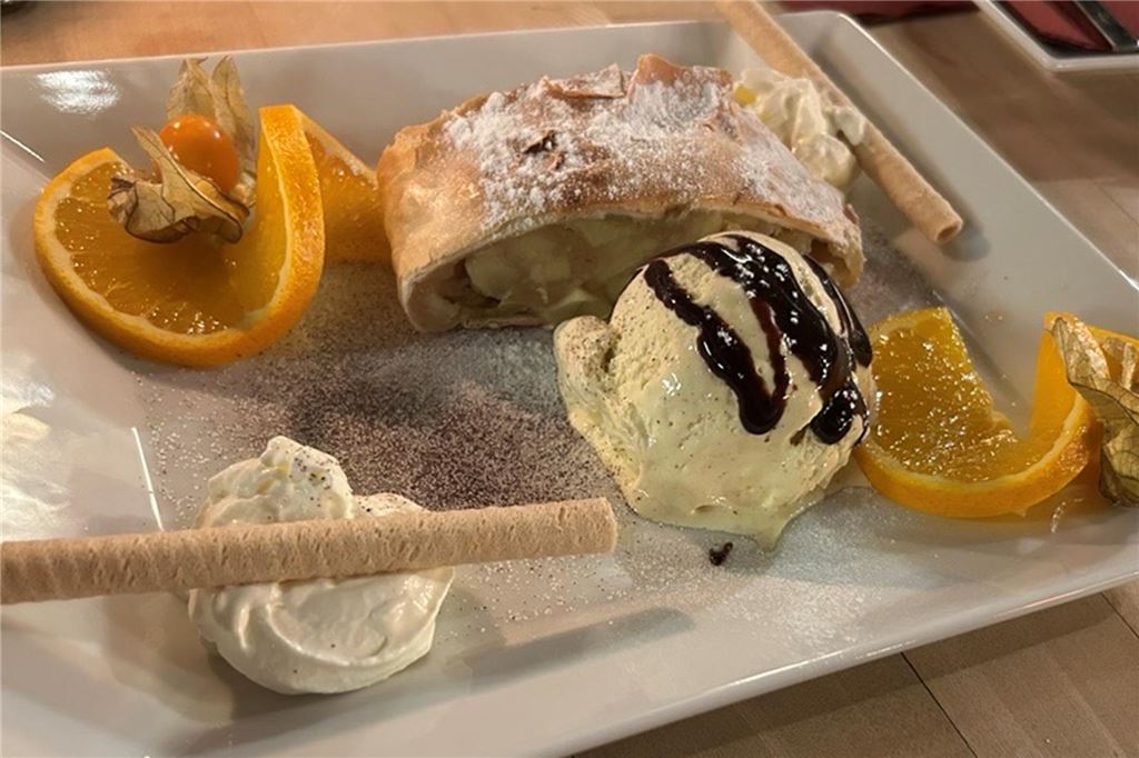 Perfektes Steak und ein Veggie-Experiment im Steakhouse „Le Bon Filet“ Ein Stück Apfelstrudel mit einer Kugel Vanilleeis auf einem weißen Teller im „Le Bon Filet Steakhouse“ in Dortmund