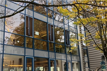 Warum diese Fenster offen stehen und hinter einem dieser Fenster Tisch und Stühle als „Steighilfe“ dienen können, ist unsere Redaktion mehrfach gefragt worden. Die Stadtverwaltung gab die Antwort nur in einer Stellungnahme vor Ratsleuten: Es sei keines von diesen Fenstern gewesen, aus dem das Kind gefallen ist.