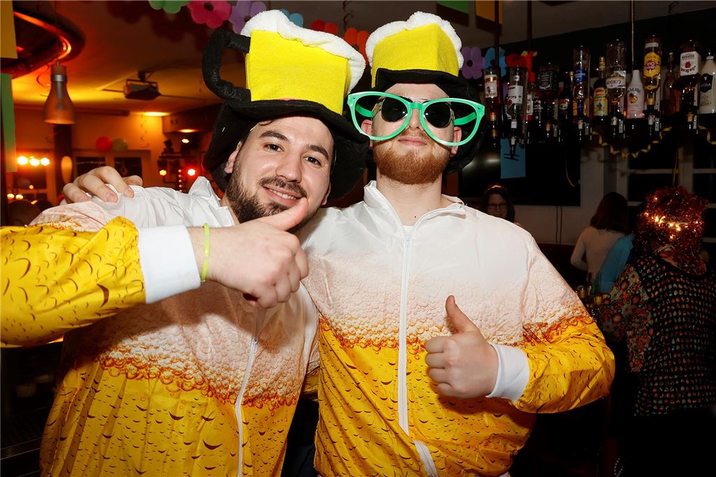 Zwei Männer in Bierkostumen.