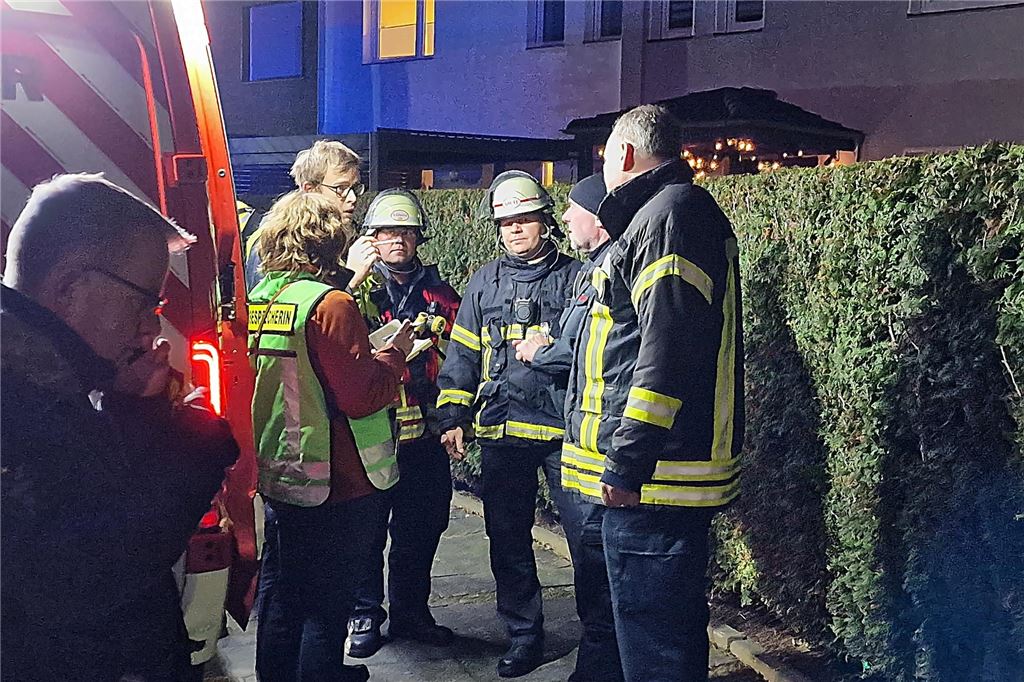 Risse in Häusern: Mehrere Gebäude in Unna mussten geräumt werden Was tun? Diese Frage erörterten am Einsatzort Experten verschiedener Stellen mehrfach. Zunächst ging es dabei um die akute Gefahrenabwehr. Vieles wird aber erst in der kommenden Zeit zu klären sein.