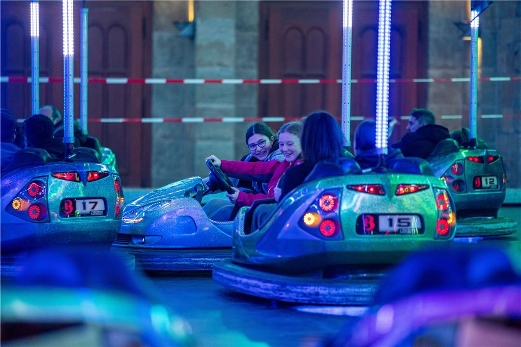 Katharinenkirmes: Diese großen Fahrgeschäfte sind mit dabei Jugendliche fahren Autoscooter