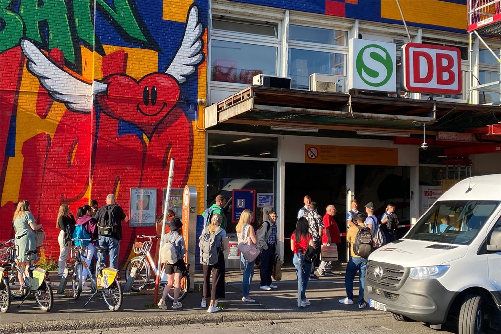 Re-Live: Dortmunder Hauptbahnhof wieder frei - verdächtiger Gegenstand war harmlos Wegen eines Polizeieinsatzes sind alle Eingänge des Dortmunder Hauptbahnhofs gesperrt. Nichts geht mehr.