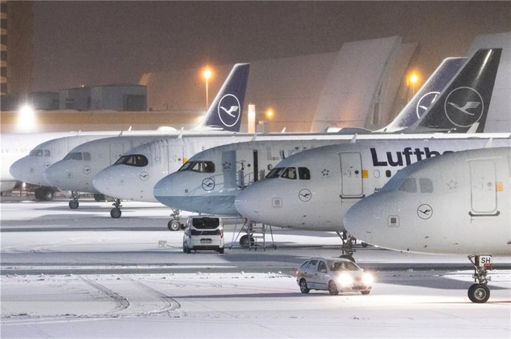 Warnung vor Sturm in NRW zum Wochenstart: Starke Regenschauern und orkanartige Böen möglich Mehrere Flugzeuge der Lufthansa stehen teils mit Schnee bedeckt auf dem Flughafen Frankfurt.