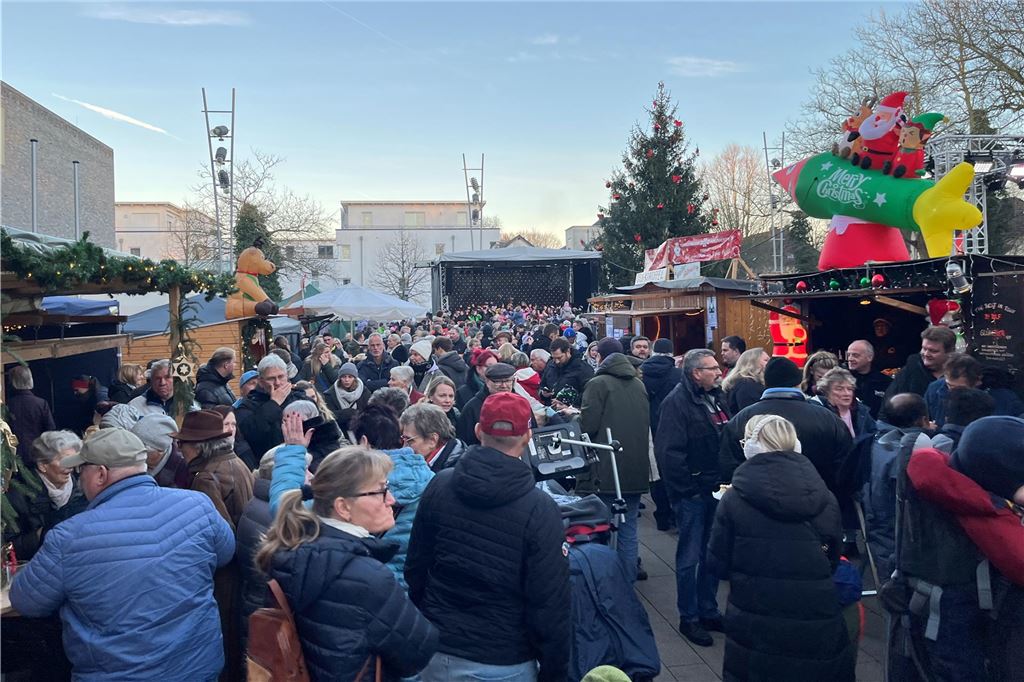 Mammutsitzung rund um Steuern, Haushalt, Rauchverbot Menschen auf dem Holzwickeder Weihnachtsmarkt am ersten Adventswochenende 2024.