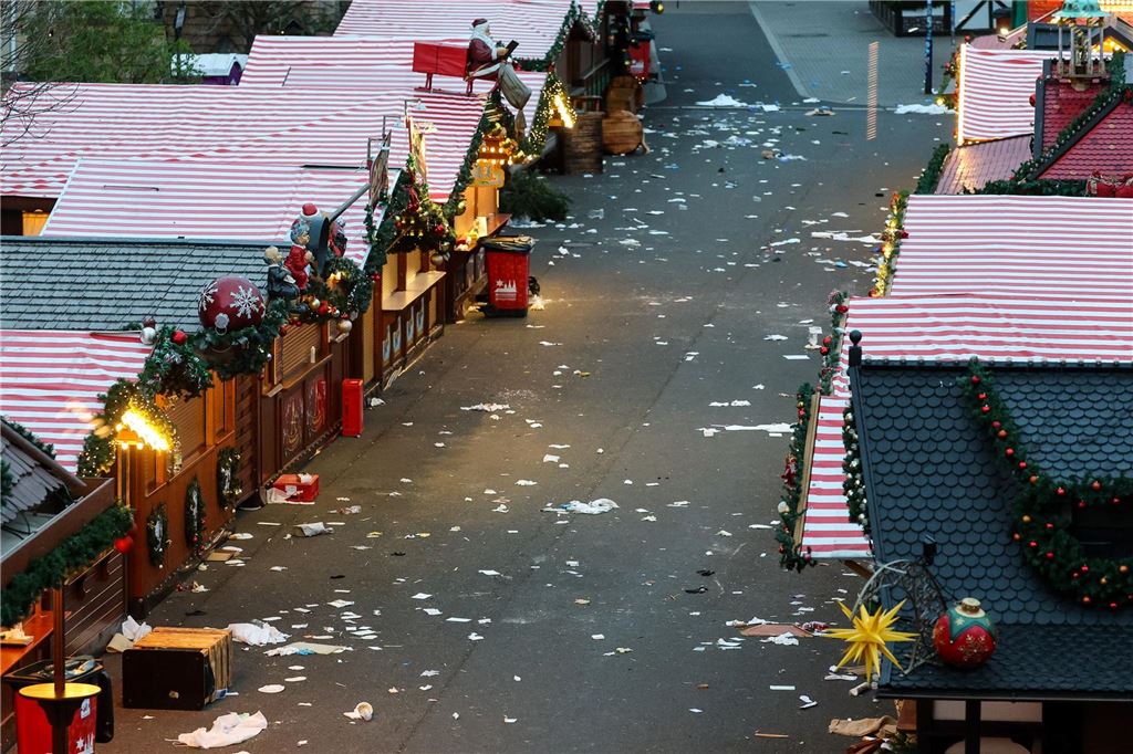 Anschlag auf Magdeburger Weihnachtsmarkt: Fünf Tote, 200 Verletzte - alle Infos im Liveblog Weihnachtsmarktbuden stehen auf dem geschlossenen Magdeburger Weihnachtsmarkt. Hier hat es am Vorabend einen Anschlag gegeben.
