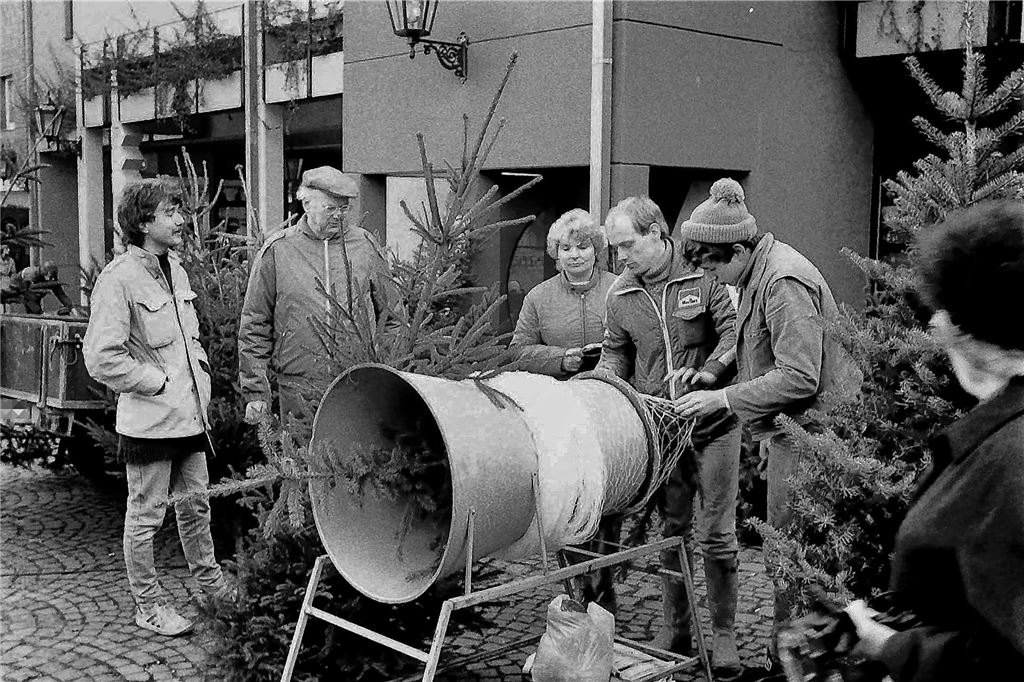Weihnachtsbaumverkauf vor dem City-Center Schwerte im Jhare 1984.