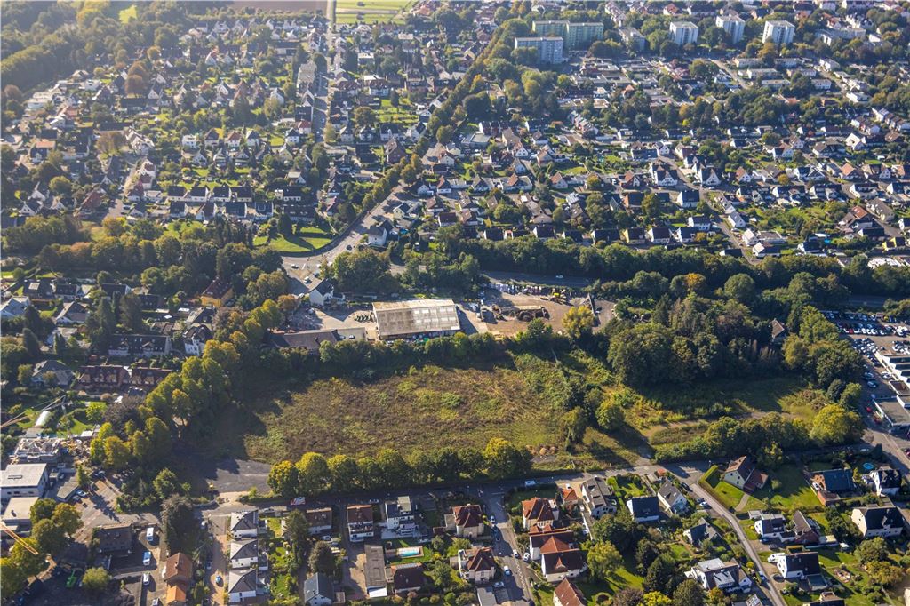 Sportgeschichte weicht Bildungszukunft: Wandel am Brockhaus-Sportplatz Neuer Bildungsstandort am Hertinger Tor in Unna: Die Luftaufnahme zeigt den ehemaligen Brockhaus-Sportplatz an der Hertingerstraße. Die Bauarbeiten haben im Dezember 2022 noch nicht begonnen, die Fläche liegt noch brach.