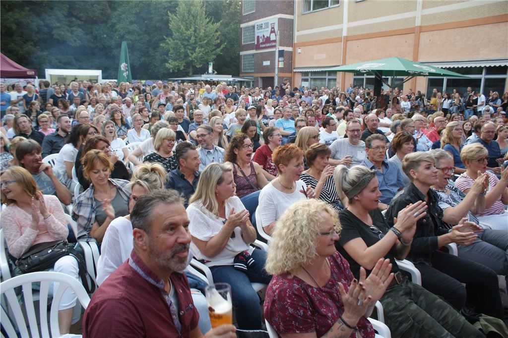 Musik, Theater, Comedy: Unna startet Vorverkauf für Open-Air-Programm Wenn auch nicht ganz so eng wie im Jahr 2019: Auch in diesem Jahr kann das Publikum bei kulturellem Programm der „Summertime“ auf dem Platz der Kulturen zusammensitzen.