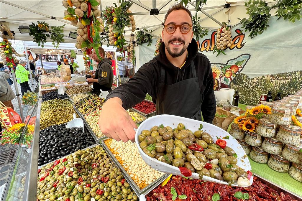 Ein italienischer Händler präsentiert bei der Festa Italiana 2023 seine Oliven-Köstlichkeiten.