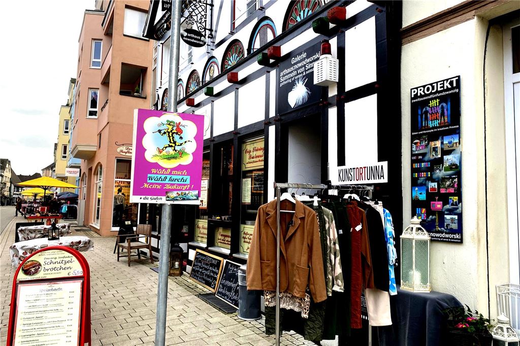 Stadt setzt Fahrradverbot um und irritiert mit neuen Schildern An einem Schilderpfosten in der Massener Straße hängt ein "Lurchi"-Wahlplakat