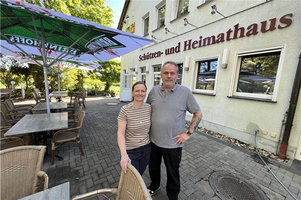 Neue Pächer der Schützenheide planen Mittagstisch und Bar-Bereich Ivonne und Olaf Weber vor der Schützenheide.