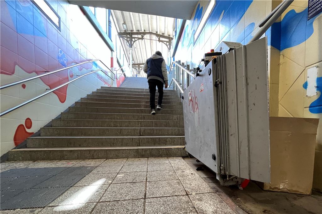 Barrierefreiheit und Tunnel zu „Victoria“ geplant: Bahnhofsumbau ab 2028 Ein Treppenlift, der sich am Unnaer Bahnhof befindet.