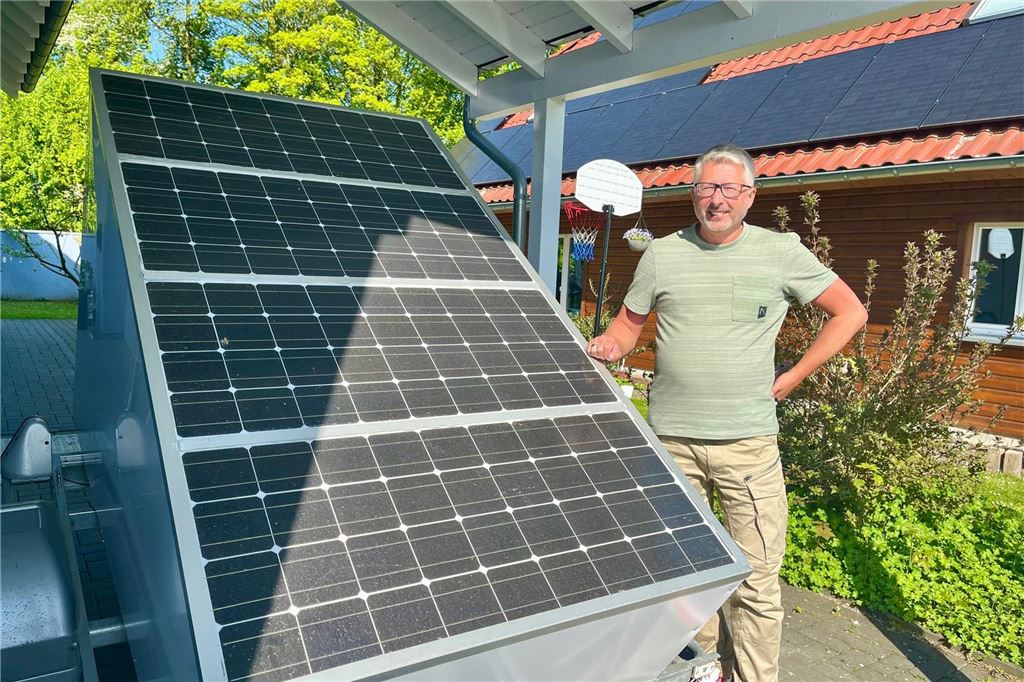 Privates E-Carsharing mit beeindruckender Bilanz in Frömern Lars Krüger neben seinem Anhänger mit Solarmodulen.