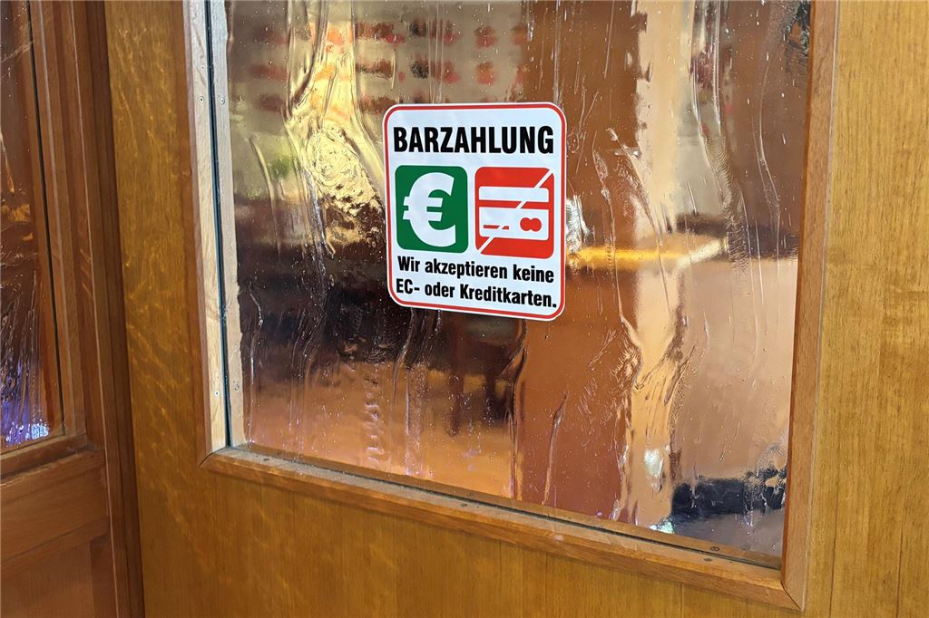 Cash only in Restaurants: Warum einige Wirte nur Bargeld akzeptieren Ein Hinweis mit der Aufschrift "Barzahlung wir akzeptieren keine EC- oder Kreditkarten" klebt an einer Eingangstür.