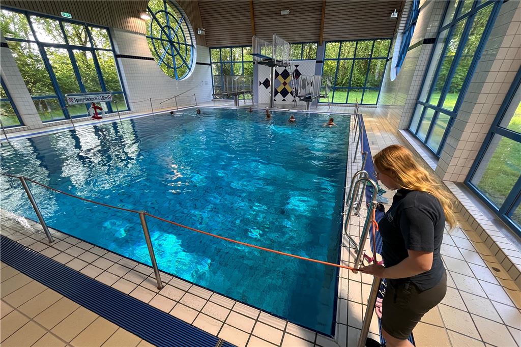 Stadt prüft intelligentes Kamerasystem für Hallenbad In der Schwimmsporthalle in Unna schaut eine Schwimmaufsicht in das Sprungbecken.