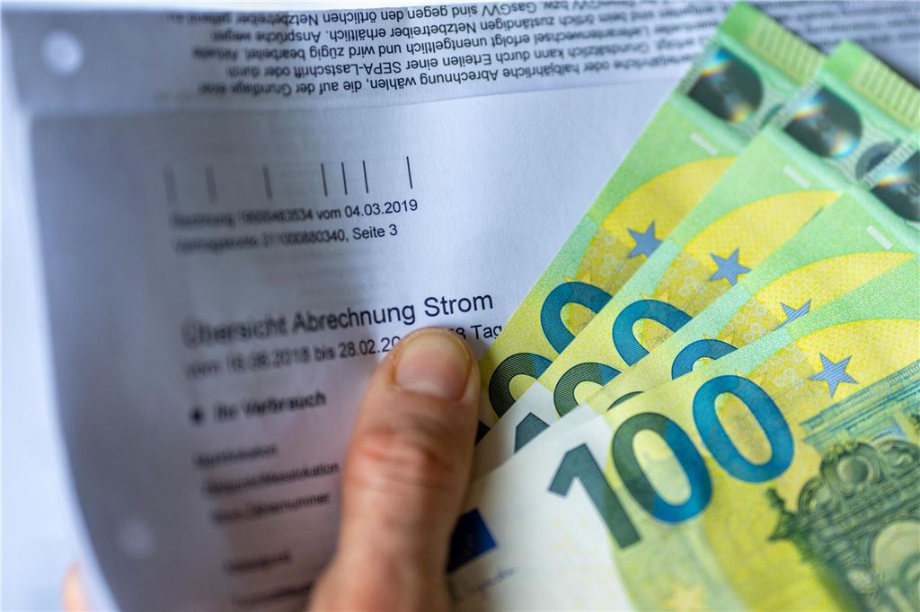 Die Stromtarife der Stadtwerke in der Übersicht Geldscheine und eine Strom-Abrechnung.