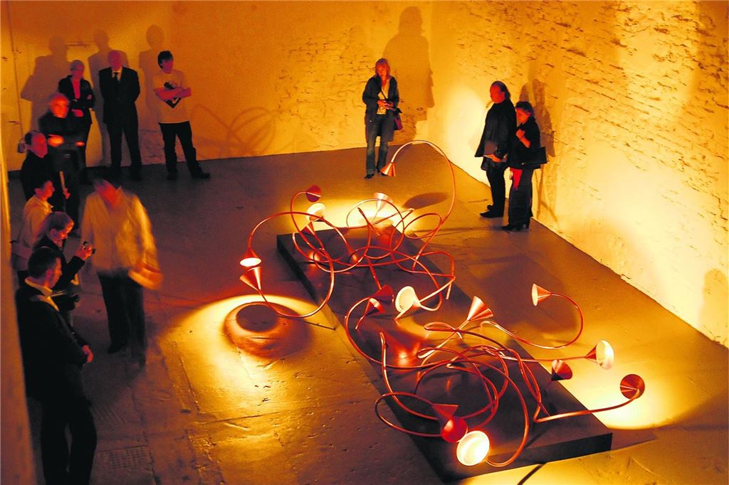 Mit Rebecca Horn zog die Weltklasse ins Lichtkunstzentrum ein Kunstwerk im Lichtkunstzentrum mit Lichtern und Metall.
