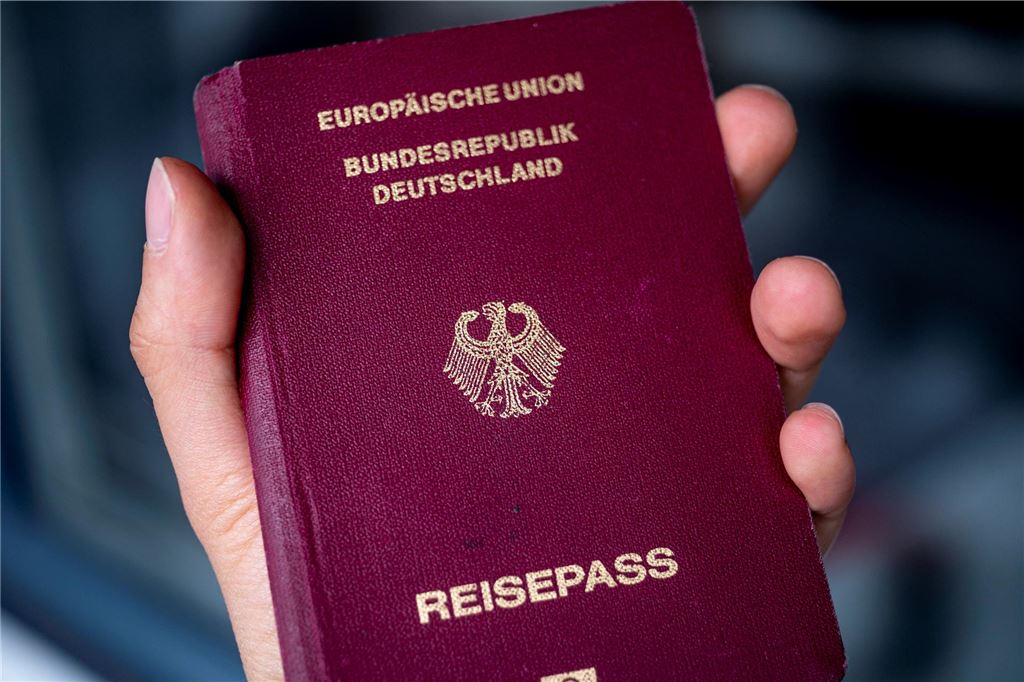 Rathaus, Bücherei, Museum und Notdienst in den Weihnachtsferien Eine Person hält einen deutschen Reisepass