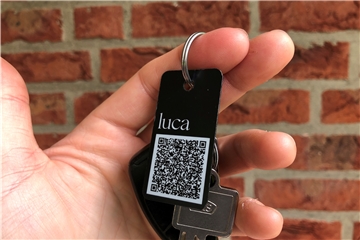 Wer einen solchen Luca-Anhänger hat, kann in Sekundenschnelle einchecken und dabei seine Kontaktdaten hinterlassen. Voraussetzung ist, dass die Einrichtung, in die man möchte, an das Luca-System angeschlossen ist.