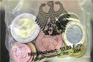 Wer erinnert sich noch? Zum Start des Euro-Bargelds wurden im Dezember 2001 Starterkits ausgegeben. Nicht wenige Menschen hatten sie an Weihnachten unter dem Baum liegen.