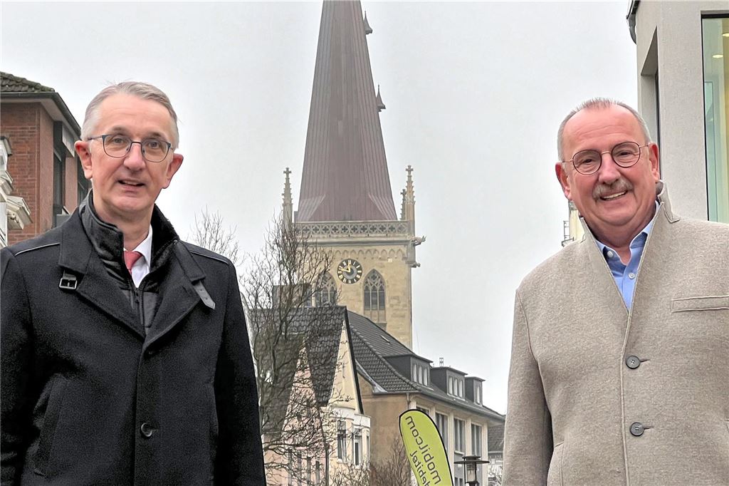 Zapp-Chef Edo Ollermann mit Klaus Moßmeier von der Bürgerstiftung Unna