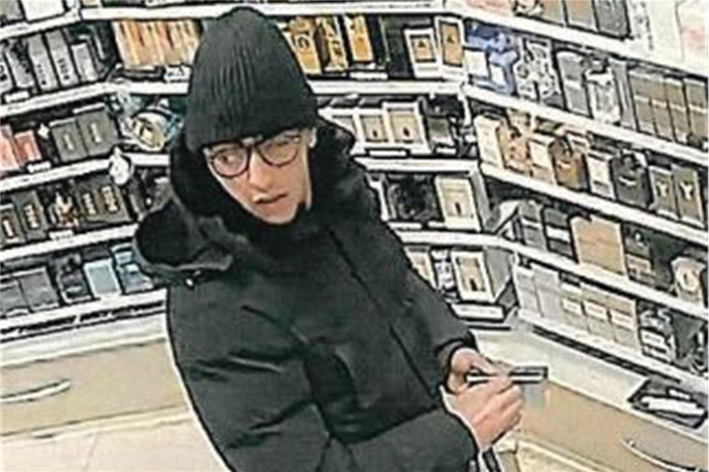Fotofahndung: Verdächtiger entwendet Parfüm-Flakons Ein Mann steht in einer Parfümerie, in der er einen Diebstahl begangen haben soll.