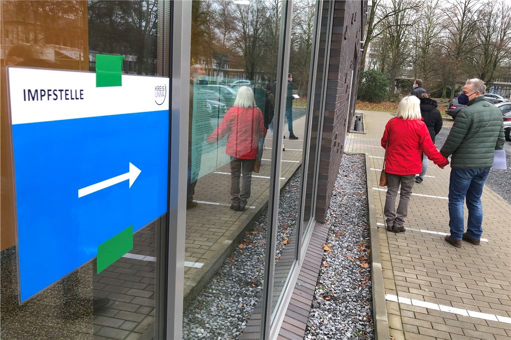 Kreis Unna setzt auf fälschungssicheren Impfpass aus Holzwickede Wer sich dieser Tage in der Unnaer Impfstelle gegen das Coronavirus impfen lässt, bekommt auch das fälschungssichere Etikett in den gelben Impfausweis geklebt.