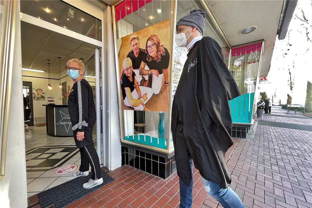Für Corona-Auflagen kaum Platz: Friseurin mietet Nachbar-Laden gleich mit an Wer sich im Friseursalon von Petra Engel ab 1. März die Haare schneiden lässt, muss sich auf eine kuriose Sache einstellen: Nach dem Haarewaschen in ihrem ursprünglichen Geschäft geht´s zum Schneiden in ein umgebautes Sonnenstudio.
