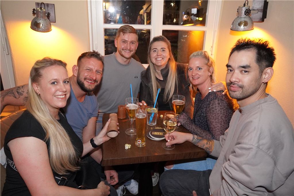 Wer wollte, konnte auch bei der Brauhaus-Nacht zum Knobelbecher greifen.