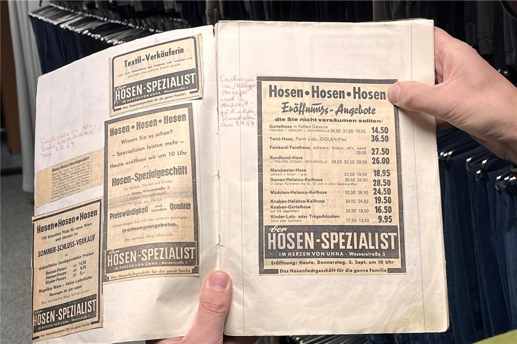 Ehrliche Gespräche mit treuen Kunden tragen über 60 Jahre Alte Werbeanzeigen aus den 1960er-Jahren in einem Buch beim Hosen-Spezialist in Unna