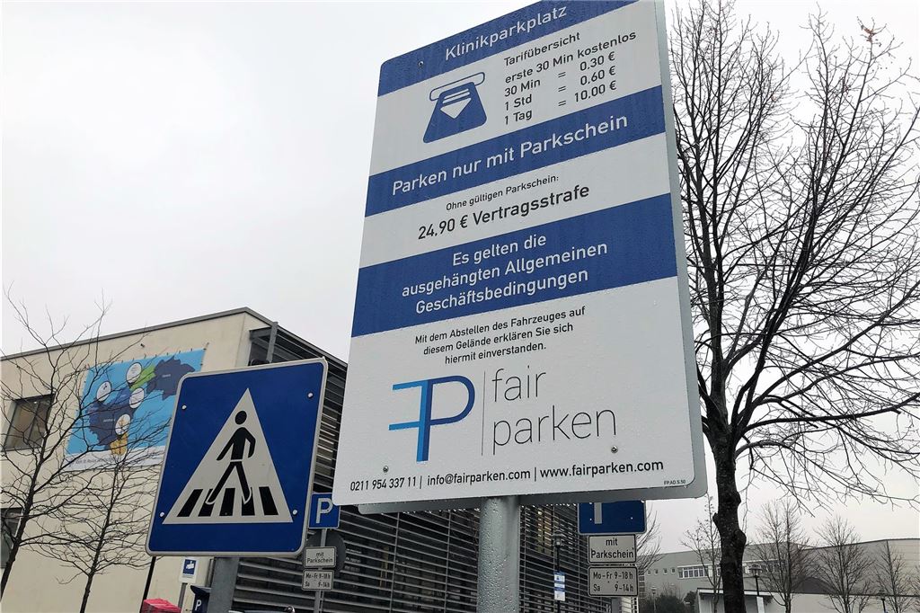 Falschparker auf Parkplatz: Darf der Eigentümer mit „zuparken“ drohen? Schild mit Gebühren für einen Parkplatz in Castrop-Rauxel.