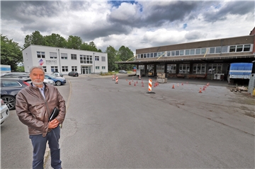 Werkstatt-Geschäftsführer Herbert Dörmann auf dem Gelände an der Viktoriastraße 17 in Unna. Hinten links im Bild der Neubau, rechts das ehemalige Spar-Lager, das für 1,27 Millionen Euro modernisiert und umgebaut werden soll.