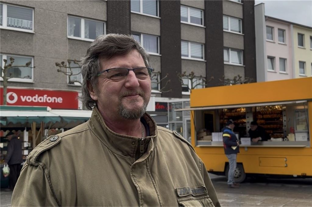 Romantik oder Kommerz? Wie Kamener zum Valentinstag stehen Werner Grabowski beantwortet auf dem Wochenmarkt in Kamen Fragen zu einer Umfrage zum Valentinstag.