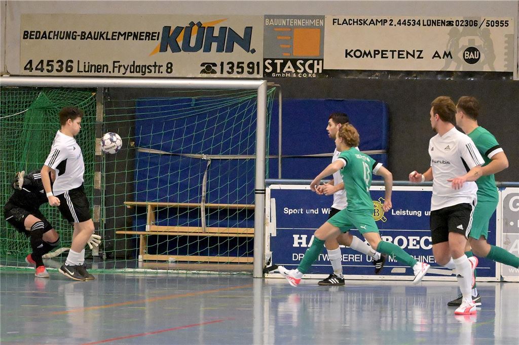 Unsere Redaktion tippt die Hallenstadtmeisterschaft Lünen Ein Spieler schießt aufs Tor.