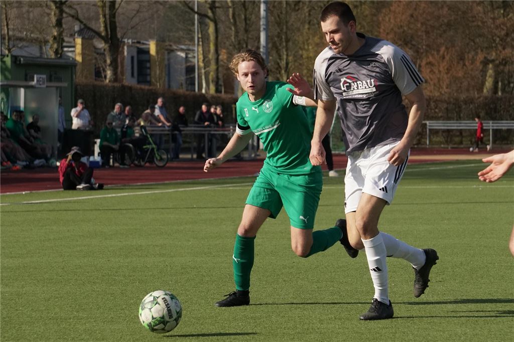Westfalia Wethmar mit Rückschlag: Spätes Remis gegen SV Afferde Arne Neuhäuser (l.) im Duell mit Pascal Schneck.