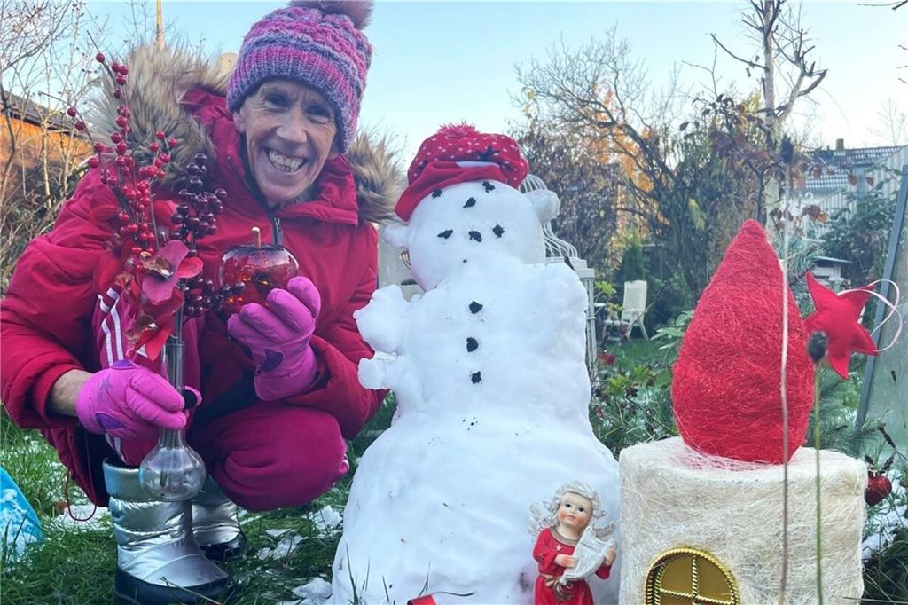 Wettermann Burkhard Dreischer gibt Ausblick: Zu Ostern grillen? Ein 65-jähriger Mann mit Mütze und Skijacke hockt neben einem Schneemann. Es ist Winter,