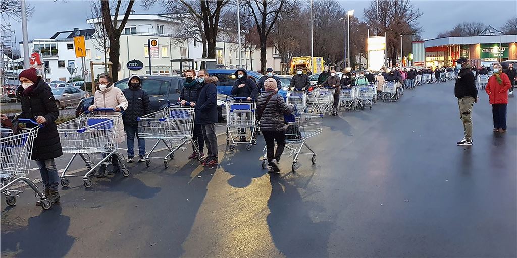 Standortsuche seit vielen Jahren: Aldis langer Weg nach Massen Wie groß das Interesse an einem Aldi-Markt in Unna sein kann, zeigt hier beispielhaft ein Foto vom Morgen der Neueröffnung an der Kamener Straße. Doch auch Aldi beweist Geduld auf der Standortsuche. In Massen ist das Unternehmen jetzt einen großen Schritt nach vorn gekommen.