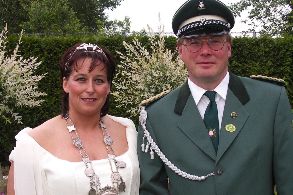 Wieder ist es eine Frau, die den Vogel abschießt: Sandra Reckers wurde 2006 zweite Königin der Langerner Vereinsgeschichte. Sie wählte ihren Mann Ludger Reckers zum Mitregenten. 2006 hatten sich die Schützen schwergetan mit der Thronnachfolge. Das hatte weniger mit dem Holzvogel zu tun als mit der mangelnden Bereitschaft, ihn wirklich abzuschießen. Auch bei den Vorstandswahlen ein Jahr später duckten sich viele weg. Zwei Ämter blieben unbesetzt - nicht zum letzten Mal.