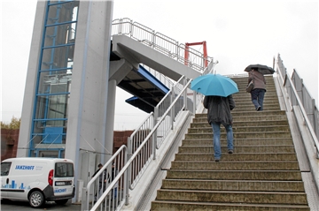 Wieder müssen Fußgänger die Treppenstufen der Carolinenbrücke erklimmen. Beide Fahrstühle wurden außer Betrieb genommen.Archiv