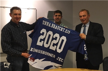 Wilhelm Ruck und Michael Michelius (v.l.) von „Unna braucht Eis“ überreichten Unnas Bürgermeister Werner Kolter ein Eishockeytrikot mit der Rückennummer 2020.