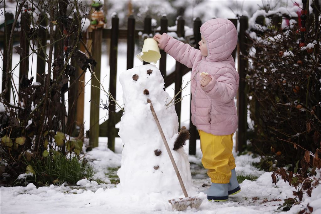 Wintereinbruch in Unna am 9.1.2025: Ein Kind baut einen Schneemann.