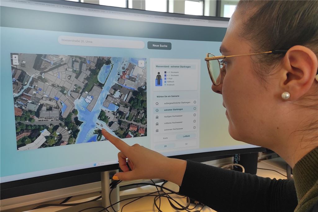 Hochwasser-Risiko-Check: Wie gefährdet ist mein Zuhause in Unna? Laura Sobczyk vom Hellweger Anzeiger zeigt auf einen Bildschirm, auf dem Website zum Hochwasser-Check zu sehen ist.