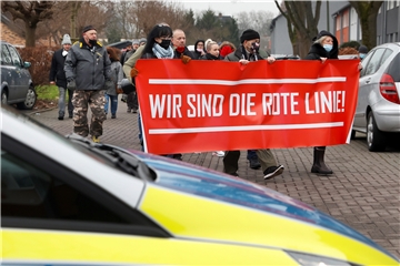 „Wir sind die rote Linie!“ steht auf einem Transparent von Gegnern der Coronaschutzmaßnahmen, hier aufgenommen in Bergkamen.