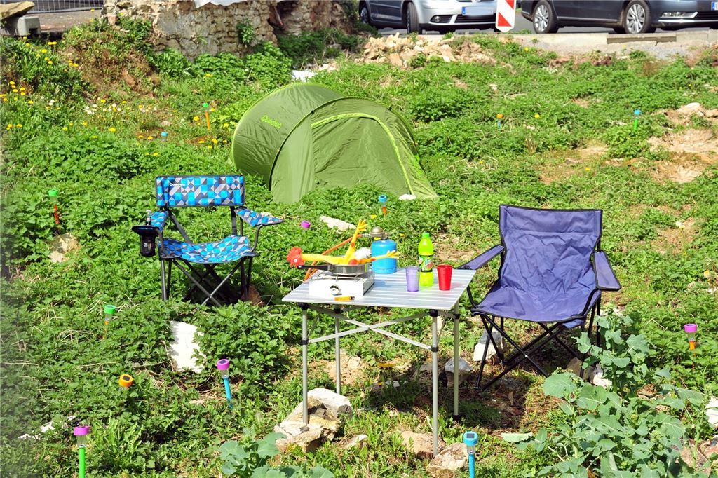 Skurriles mit Hintersinn: Der große Rückblick im Arthaus Nowodworski „Wir waren‘s“, räumen die Nowodworski inzwischen ein. Mit dem Grundeigentümer der Massener Straße 13 verstehen sie sich inzwischen gut, erklären sie. 2014 allerdings brachte dem Unnaer Künstlerpaar diese Installation in der Baulücke den Besuch einer Polizeistreife ein.